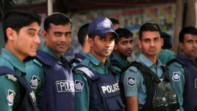 Bangladeshi police stand guard in Dhaka on January 1, 2014 (AFP Photo/Munir Uz Zaman