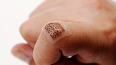 A soft ultrasonic patch that continuously measures blood pressure waveforms.