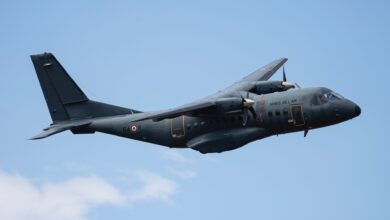 Le 12 juillet 2021 a lieu la seconde répétition du 14 juillet. Dans le box "Engager - Projeter - Soutenir " volent un A400M Atlas de l'ET 1/61 "Touraine", un casa de l'ET 3/62 "Ventoux", un casa de l'ET 1/62 "Vercros" ainsi qu'un C-130j Hercules de l'ET 2/61 "Franche-Comté". Lors de cette répétition est également présent un C160 Transall de l'ET 3/61 "Poitou". Photo : Un casa est en vol derrière l'A400M Atlas lors des répétitions.