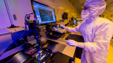 An expert constructs electronic circuit using digital tools