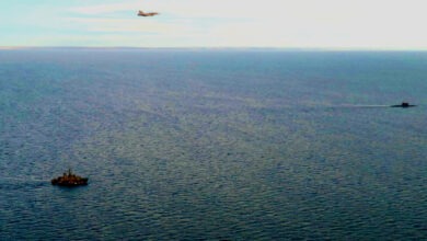 Swedish jet and vessel follows a Russian submarine