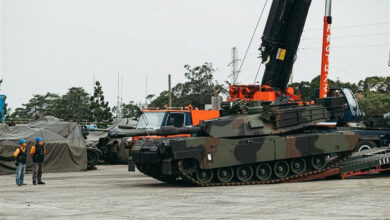 Taiwanese military personnel inspecting an M1A2 Abrams main battle tank. Photo: Taiwanese Military News Agency