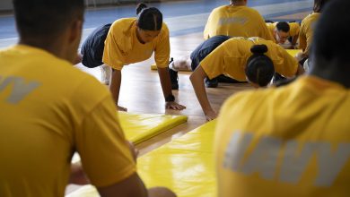 250818-N-MK109-1014 GREAT LAKES, Ill. (Aug. 18, 2025) Recruits participate in their physical fitness assessment (PFA) at Freedom Hall onboard Recruit Training Command (RTC). PFAs are conducted during boot camp to ensure future Sailors are prepared for the physical demands of the fleet. Training at RTC is approximately nine weeks, and all enlistees in the U.S. Navy begin their careers at the command. More than 40,000 recruits train annually at the Navy's only boot camp. (U.S. Navy photo by Mass Communication Specialist 2nd Class Mykala Keckeisen)