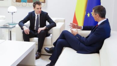 Mistral CEO Arthur Mensch meets with Spanish Prime Minister Pedro Sánchez to discuss artificial intelligence development and European technological autonomy. Photo: Arthur Mensch Linkedin Page