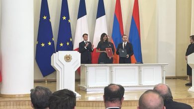 Alice Rufo, France’s Minister Delegate to the French Minister for the Armed Forces and Veterans Affairs, and Armenian Minister of High Technologies Mkhitar Hayrapetyan sign a memorandum of agreement.