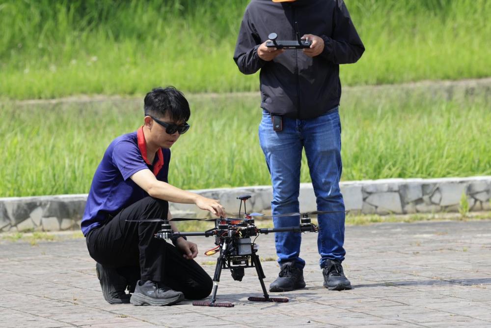 Experts operate a drone equipped with AIxVNAV system. Photo: Taiwan Military News Agency