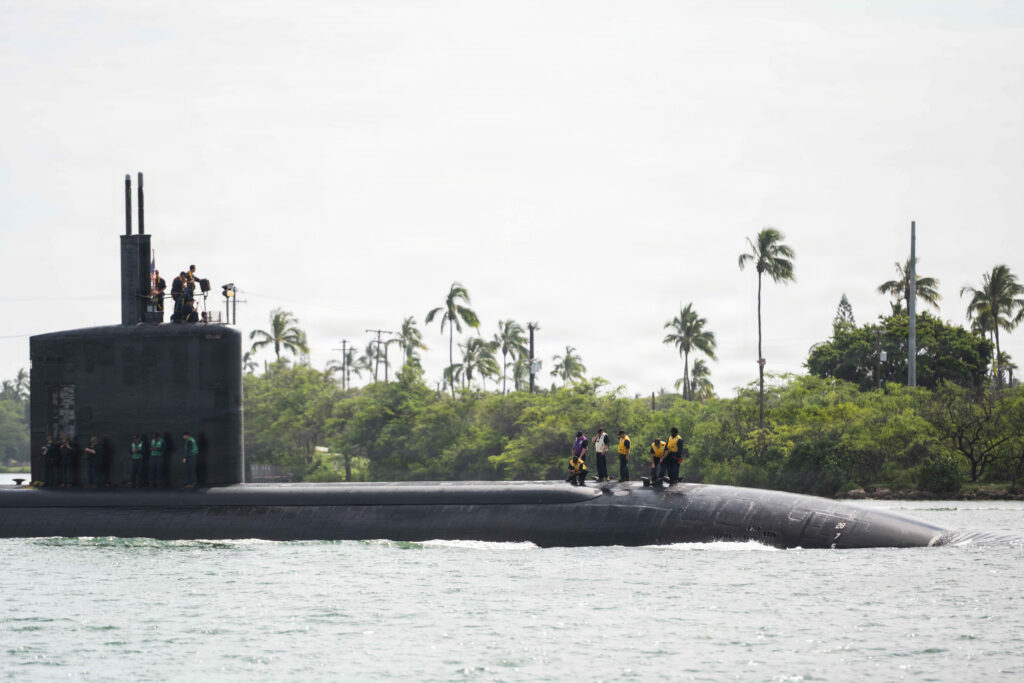 Los Angeles-class fast-attack submarine USS Asheville (SSN 758) maneuvers toward Joint Base Pearl Harbor-Hickam