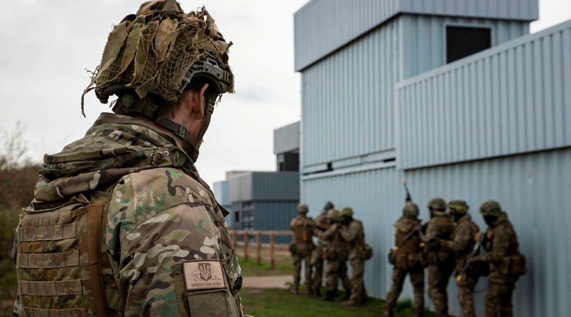 An Australian Army soldier deployed on Operation Kudu delivers leadership training to Armed Forces of Ukraine members in the UK, March 2024.