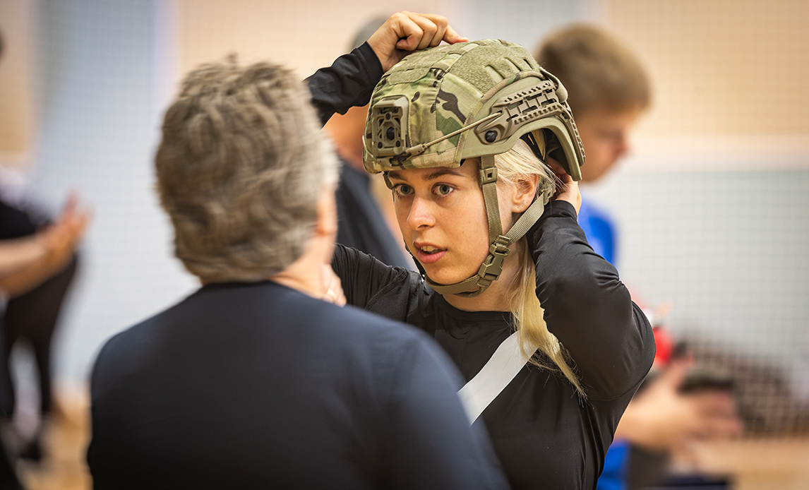 A new conscript in the Air Force tries on the size of the helmet.